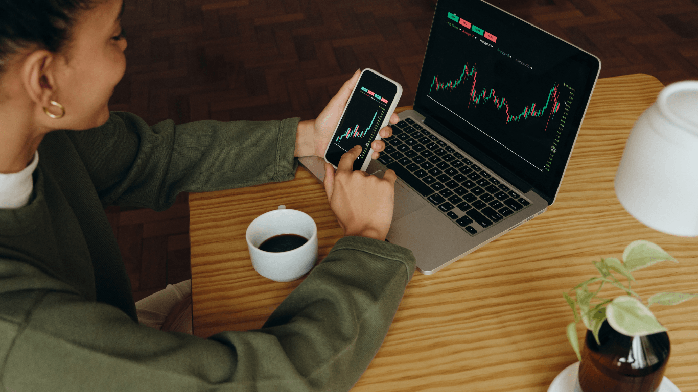 ETF-uri sau acțiuni individuale? Cum alegi instrumentul potrivit pentru tine