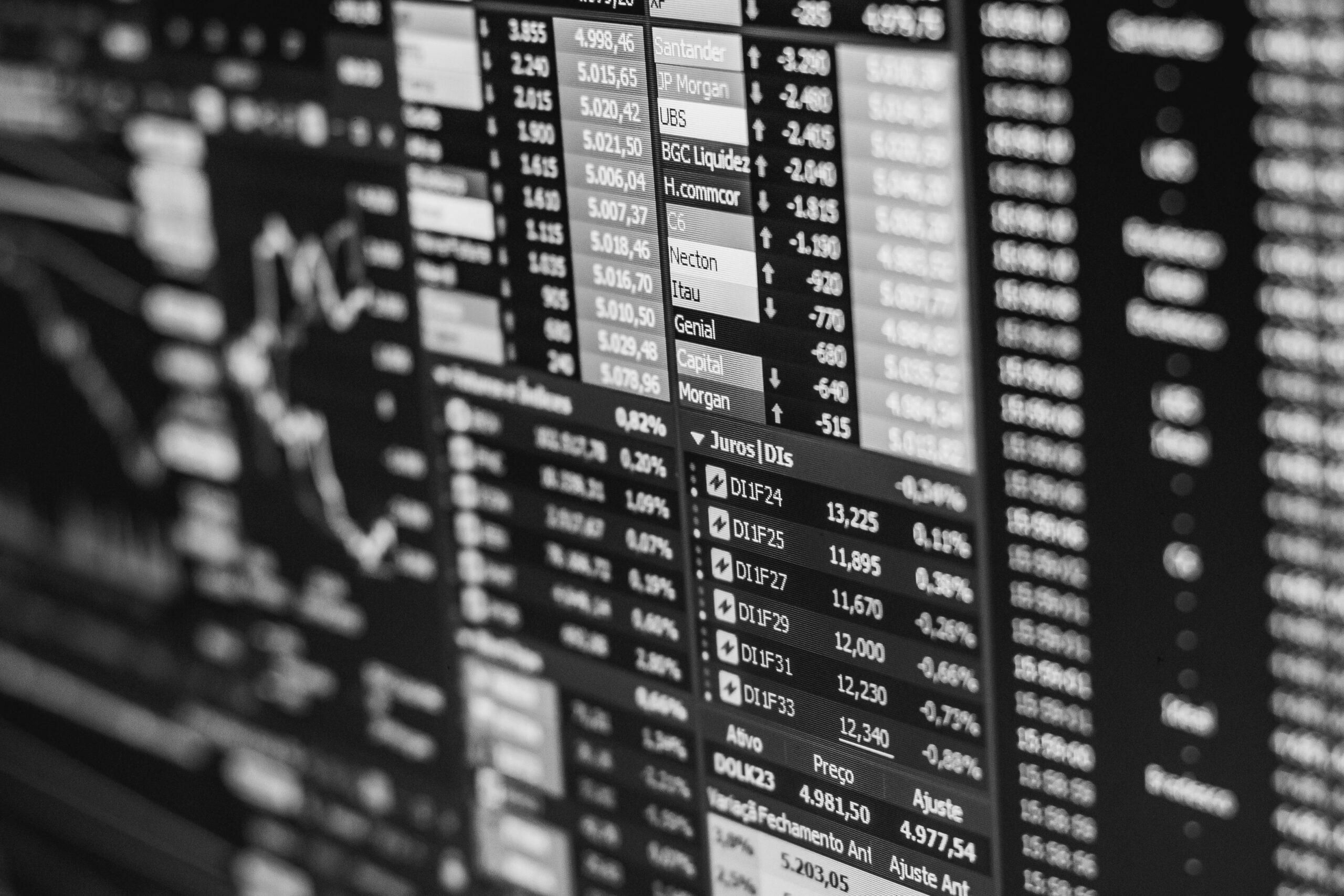 Indicele BET: de ce îl urmăresc investitorii din România și când are sens să investești în el vs. acțiuni individuale?