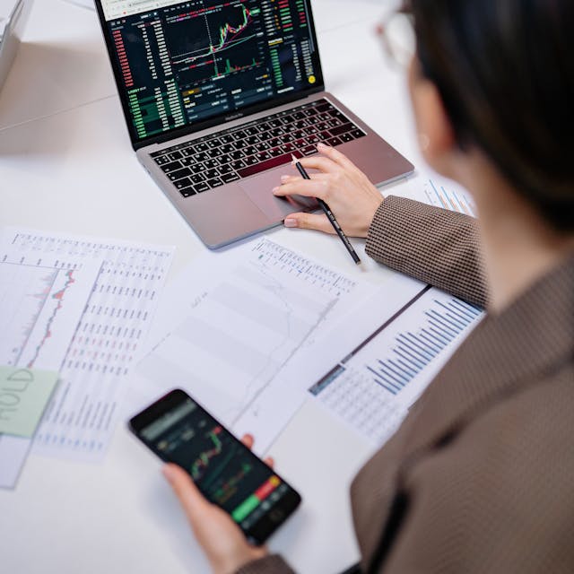 Cât profit real poți face la bursă? Află cum se calculează