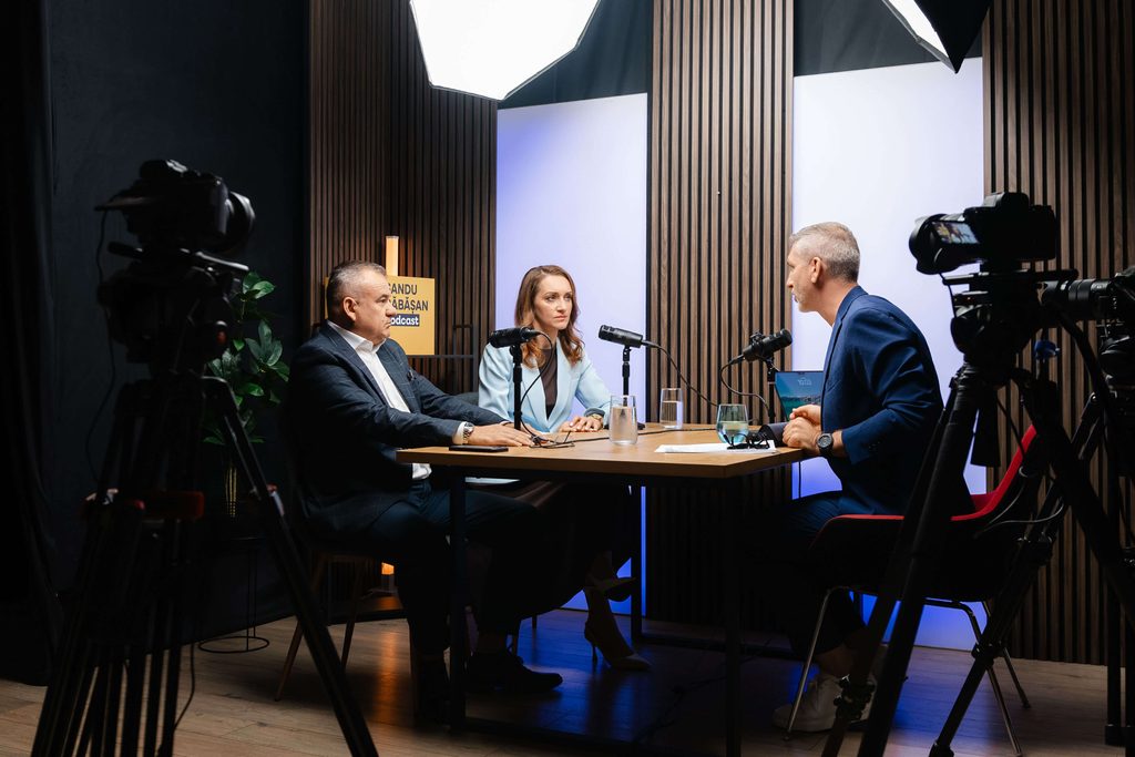 Olga Ursu, Eusebiu Burcaș și Sandu Băbășan în studioul de podcast, dezbătând separarea averii personale de bugetul firmei și portofolii de acțiuni.